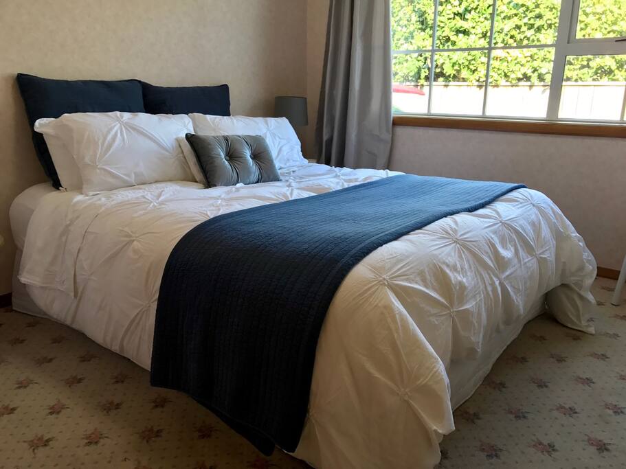 Alternative view of guest room