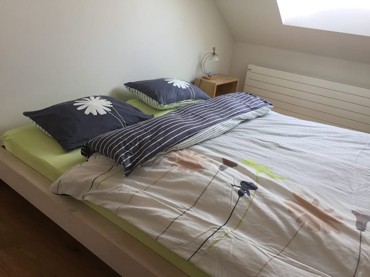 Двоен кревет 180 x 200 во спалната соба