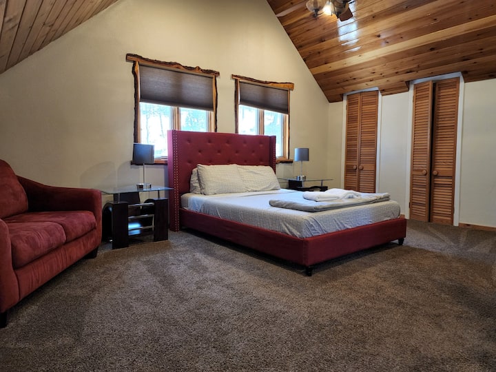 Ზედა სართულზე ორადგილიანი საძინებელი (1 დედოფალი 1 ორადგილიანი 2 დივანი)