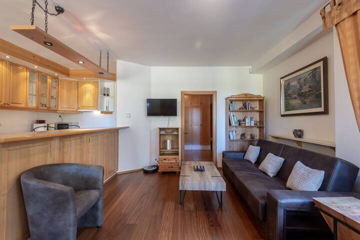 SPACIOUS,NEWLY REFURBISHED APT, SUPERB LOCATION gallery image 3