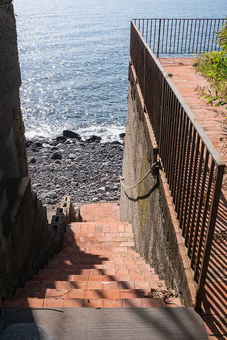 La discesa alla spiaggia dal giardino.