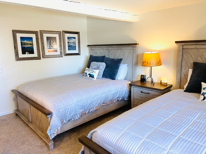 SCHLAFZIMMER 2 w/Tür. Das Schlafzimmer im Obergeschoss verfügt über zwei neue Queensize-Betten und bequeme Matratzen. 