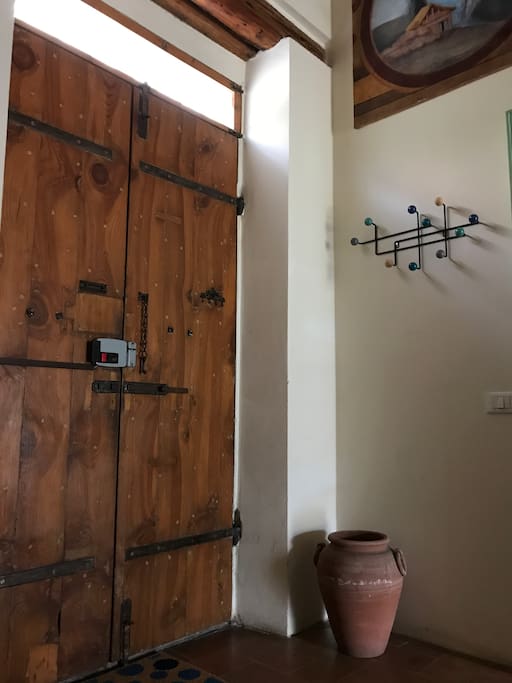 L'ingresso dell'edificio, comune
