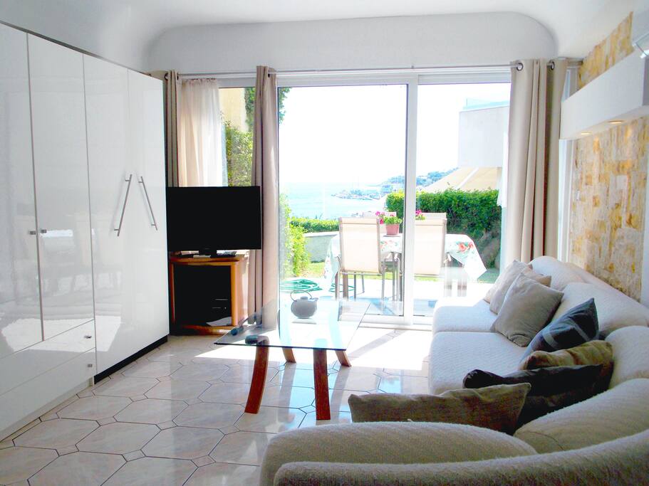 Living room with closet and Sea view