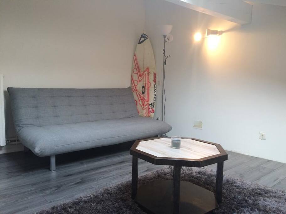 chambre avec canapé lit de qualité et un vrai lit