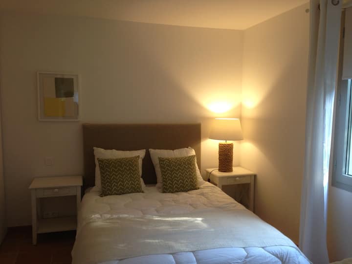 la camera da letto al piano terra con bagno