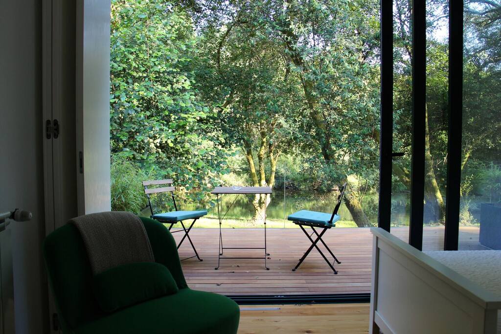 Varanda com área de lazer (quarto verde).