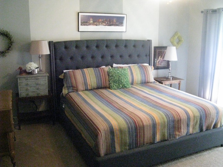 Glavna spavaća soba s bračnim krevetom i temom Nashville Music City