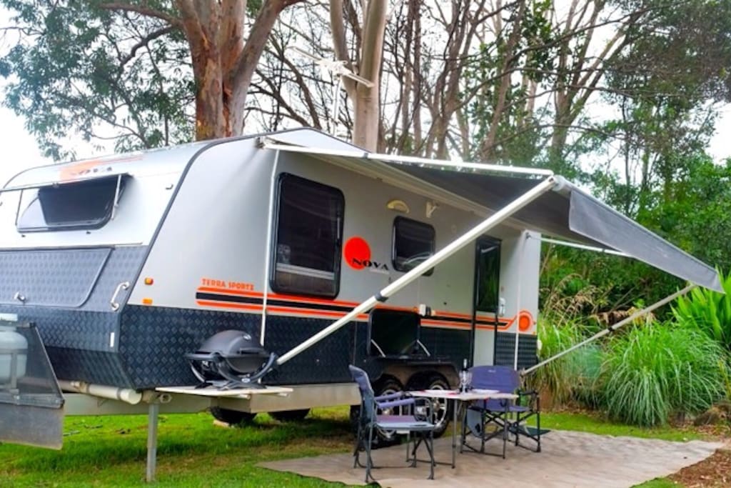 The enclosed annex to sleep 4 encloses the awning above.
