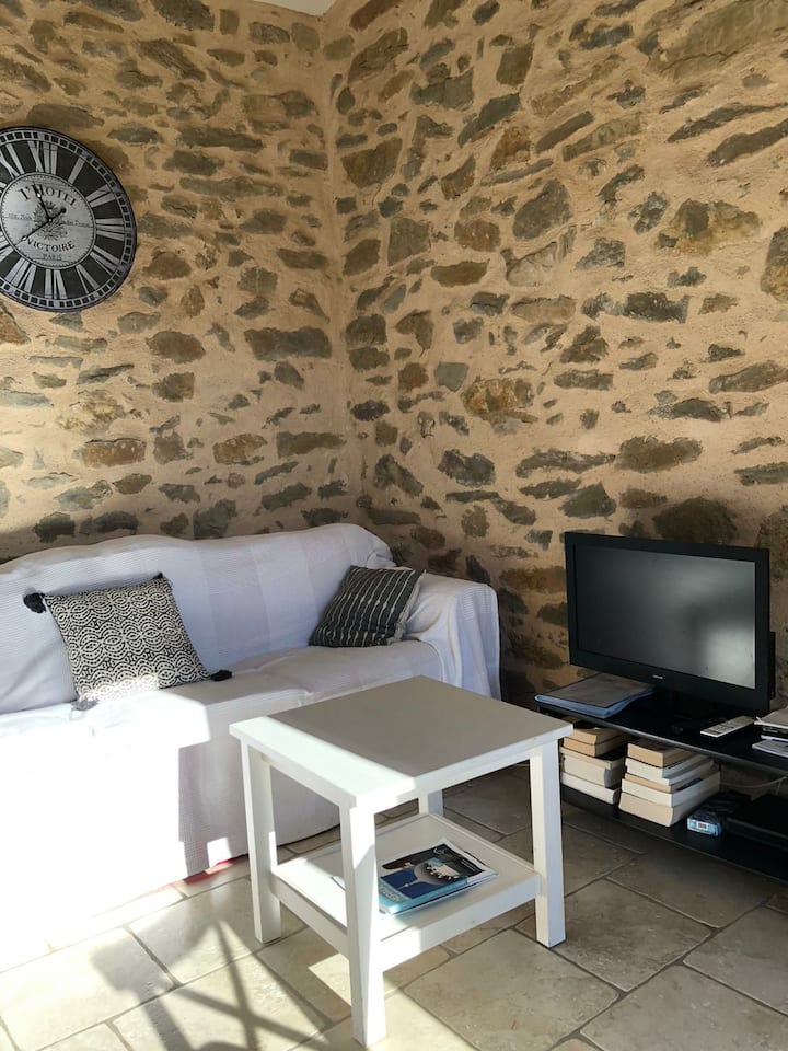 Jolie Bergerie En Pierres Restaurée Avec Soin. - Minerve