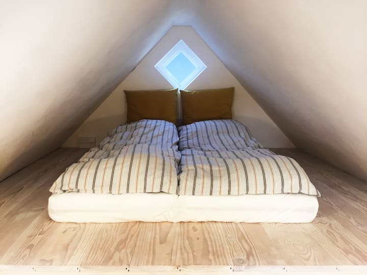 Roshani yenye godoro maradufu na ufikiaji kupitia ngazi (tazama picha ya ngazi chini ya aina ya 'Sebule')