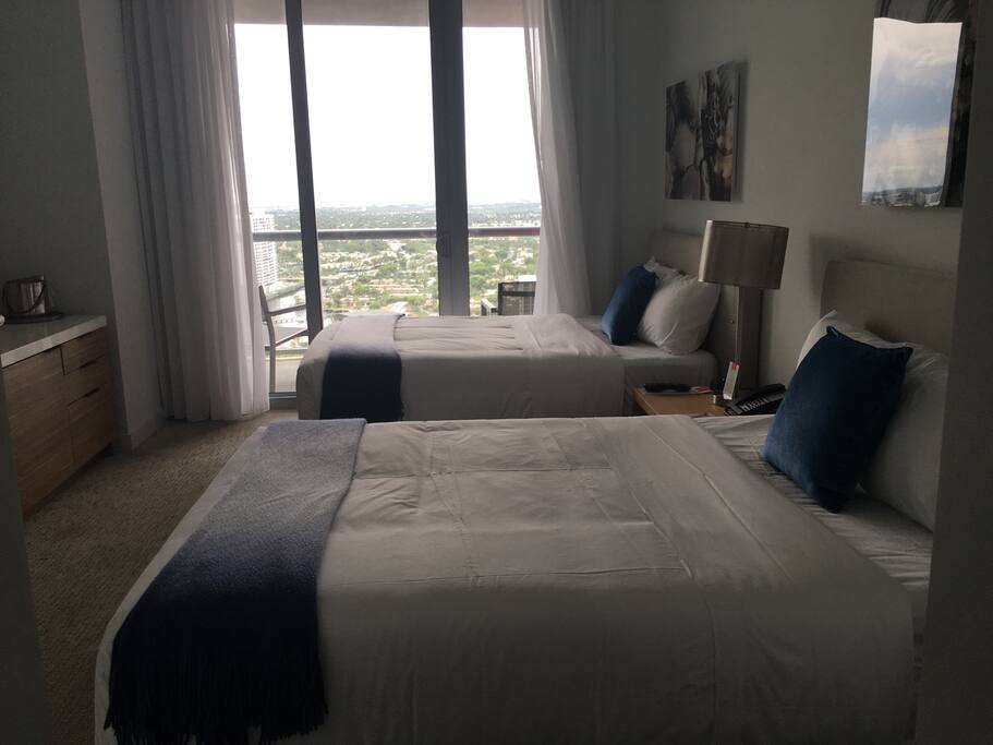 2 Queen beds