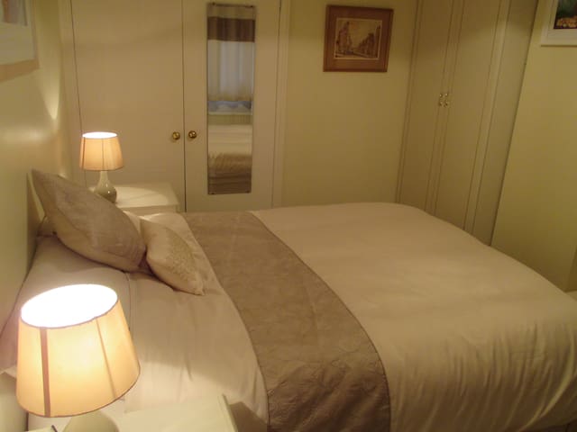 Comfortable Double Bedroom in Cotswold Village