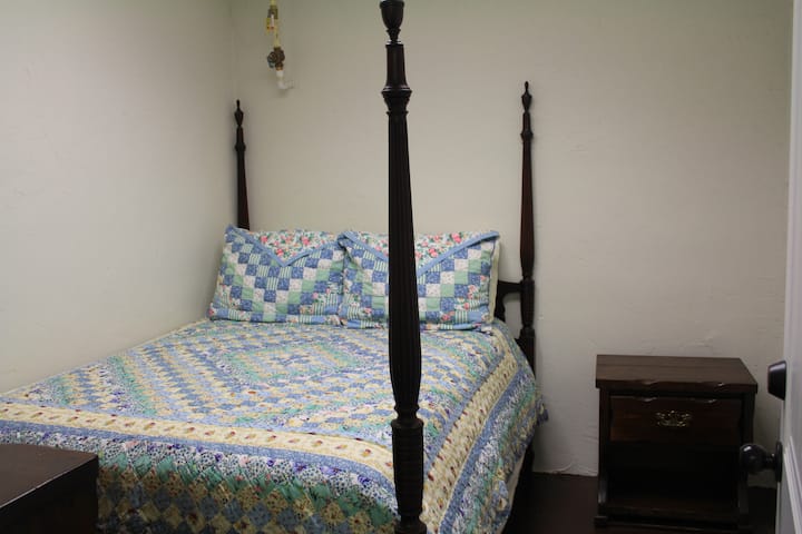 Keller - Schlafzimmer 6 (befindet sich hinter dem sicheren Raum hinter dem Wandbett) und verfügt über ein großes Bett und eine Kommode.