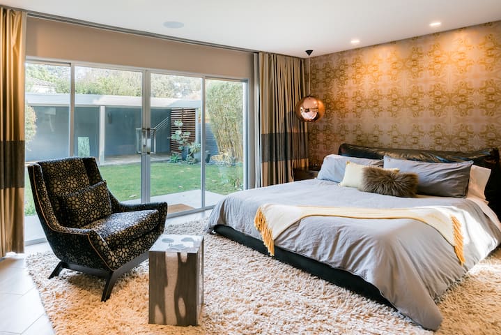 Luxurious Retreat on Extra-Large Lot near Stanford gallery image 2