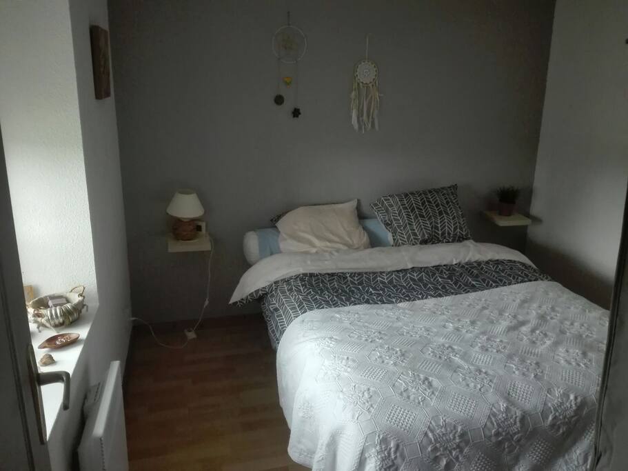 chambre avec rangement pour vos vêtements