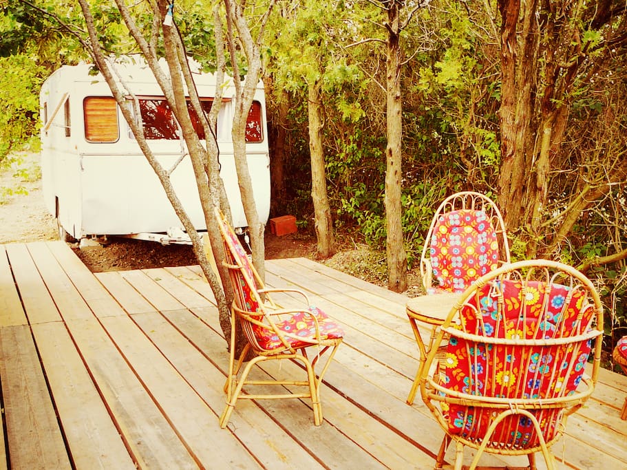 Private terrace of the lodge, the caravan hosts the bed.