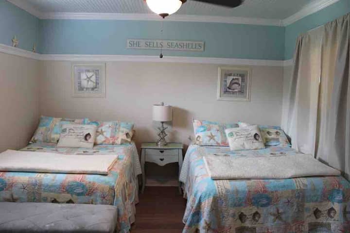 Chambre avec lit Queen Size double. Il a une smart tv.  Ventilateur de plafond. Salle de bains connectée avec baignoire et douche 