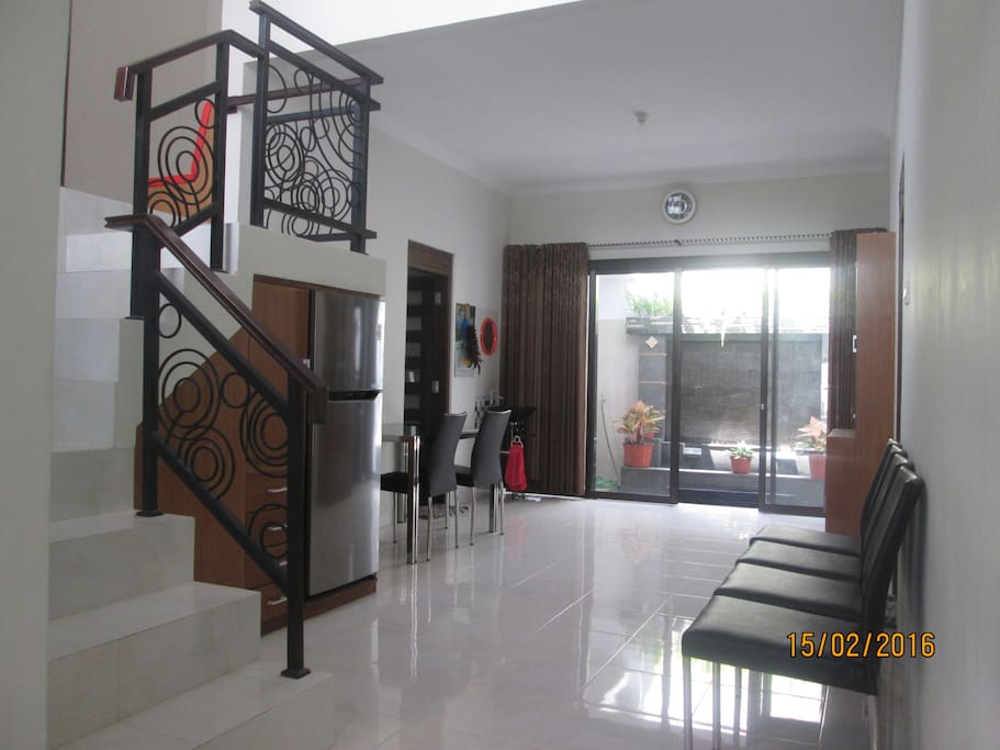 Ruang makan plus akses dapur