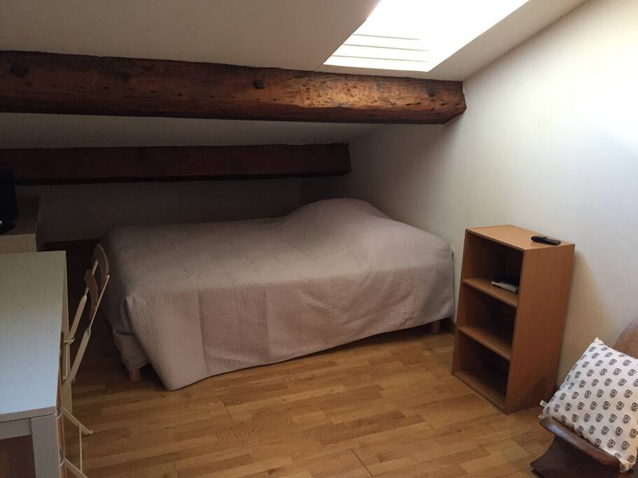 Le lit en 140 sous les poutres