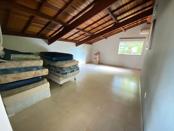 dhomë gjumi në shkallët kryesore