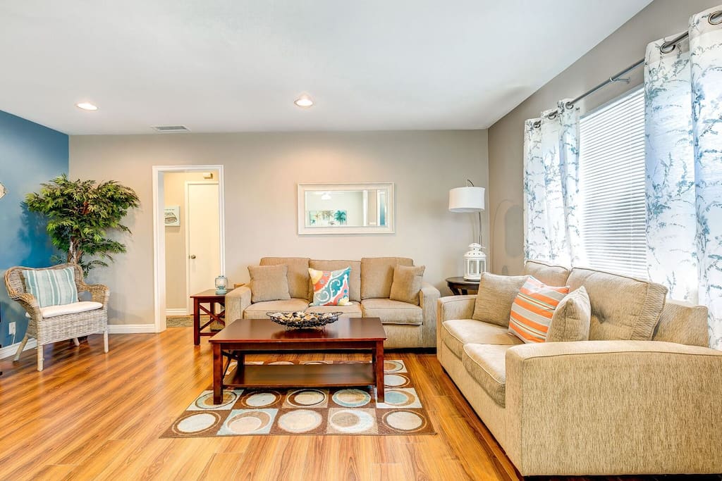 Perfect for Gatherings with Family and Friends! Family Reunion? Business? Family Trip to Disneyland? All Good!