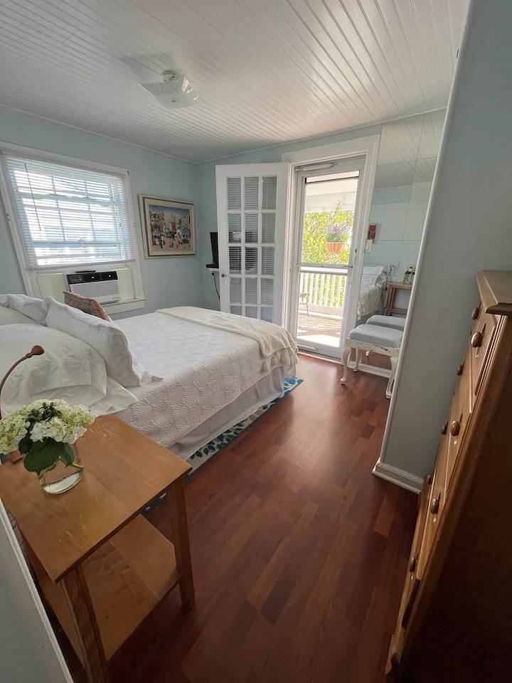 חדר שינה מס '1: חדר שינה קדמי עם גישה למרפסת, מיטה מלאה, טלוויזיית HD, יחידת חלון מיזוג אוויר, שידה וארון אחד 