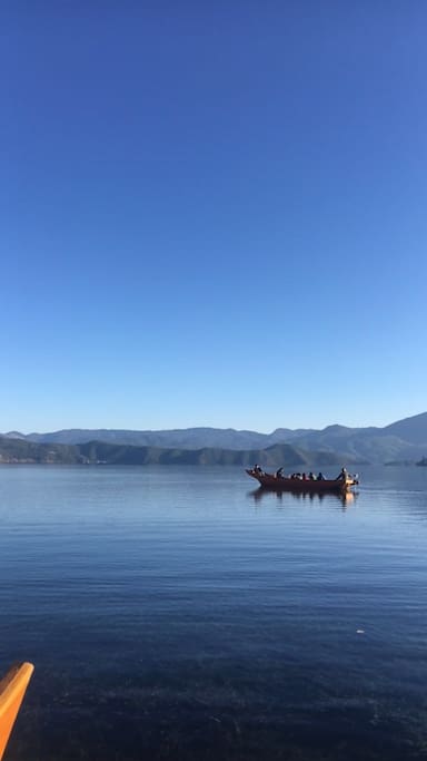 紧挨院子的是码头 泛舟湖上 一抹艳阳 一池清水 一份心情