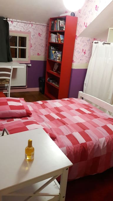 La chambre rose, lit 140 cm et lit parapluie.