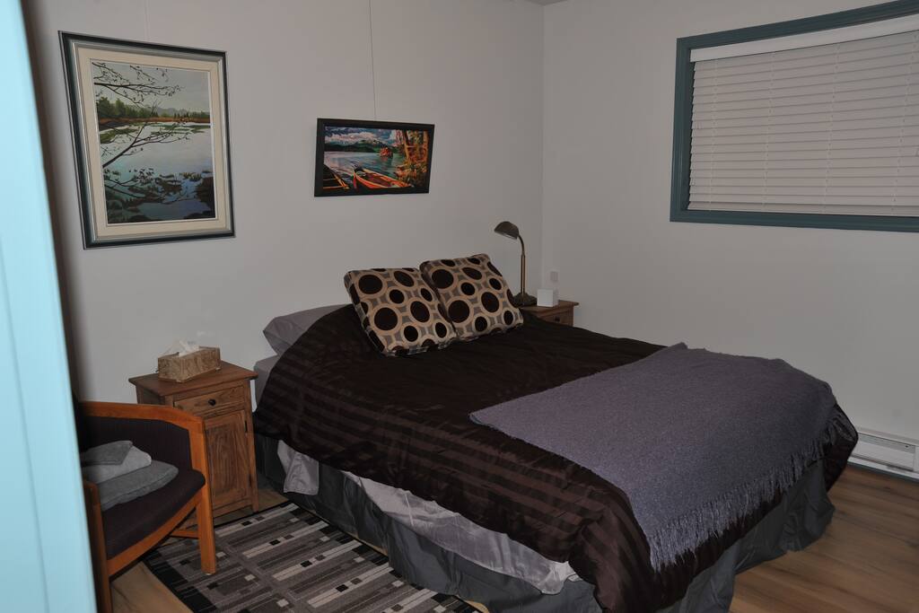 2 bedrooms with queen sized beds.