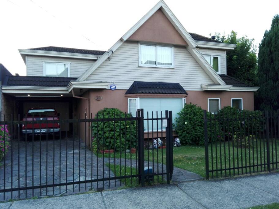 Vista frontal de la casa.