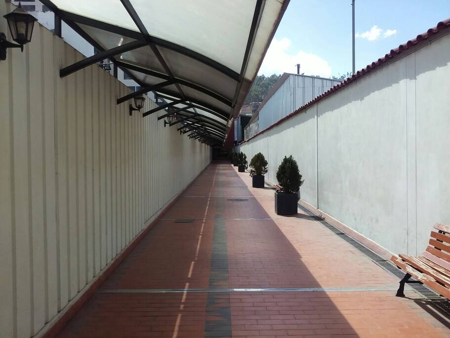 Primer pasadizo de entrada por la parte frontal.