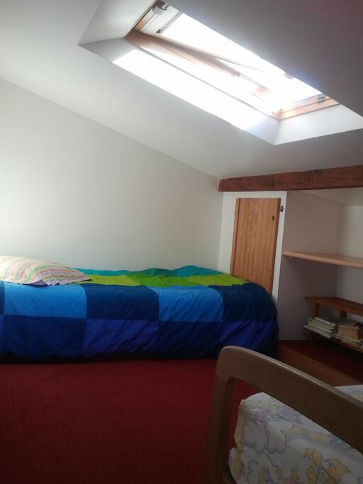 chambre sous combles 2 lits 1 place (