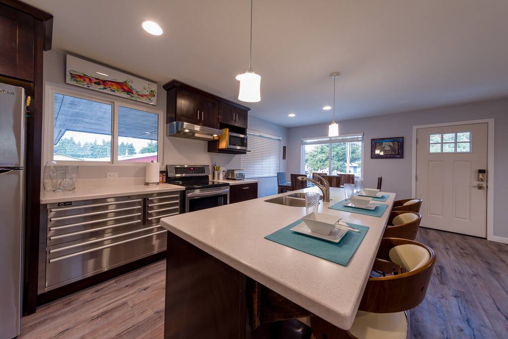 Enjoy the breakfast bar/work space.