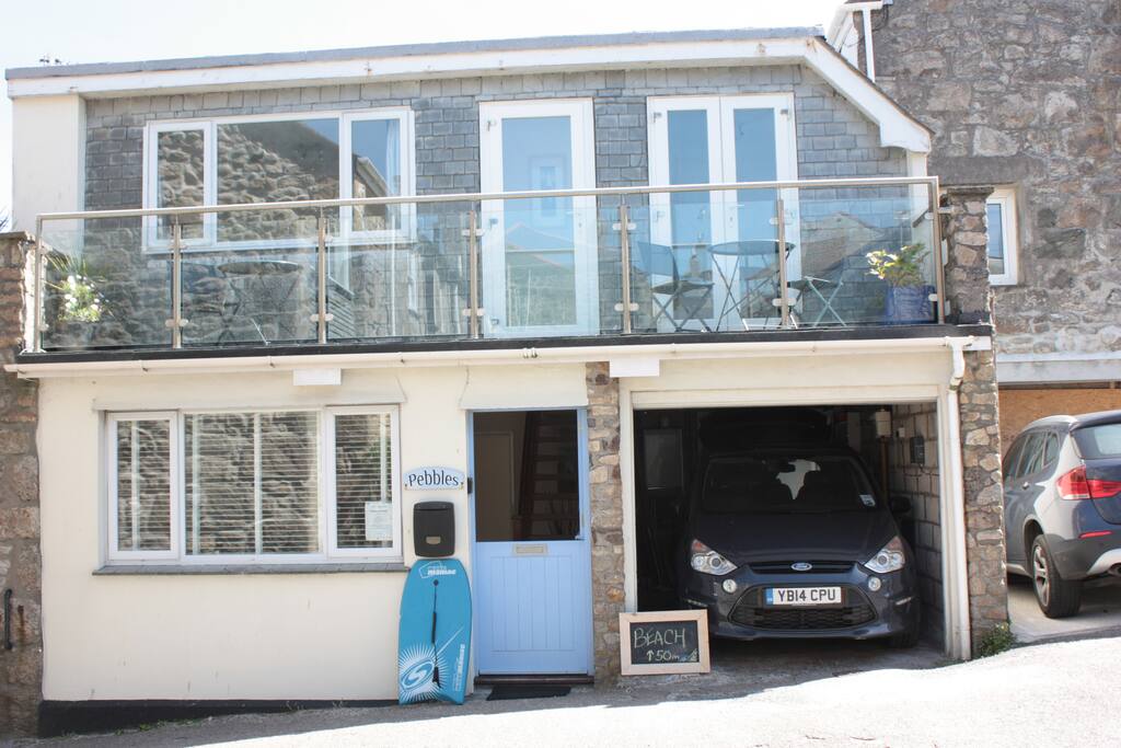 Pebbles Cottage with parking and balcony