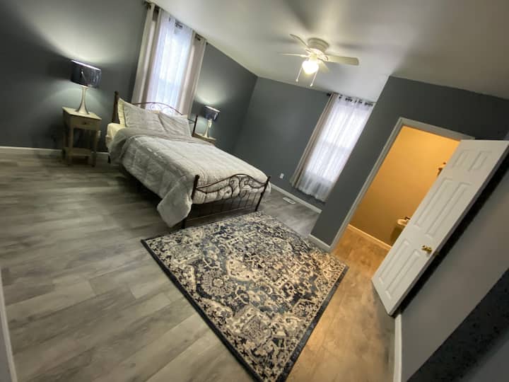 Veľká 2. spálňa s manželskou posteľou Queen, šatníkom a stropným ventilátorom