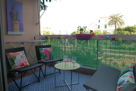 large studio 200m from the beaches of Juan