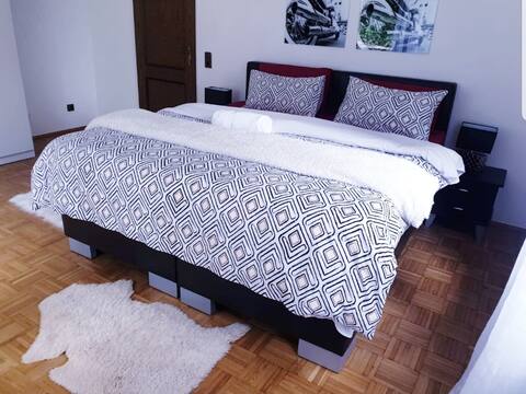 Spacious room with parking and private bathroom