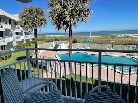 Lovely Beachside 2 Bedroom Condo with a Pool