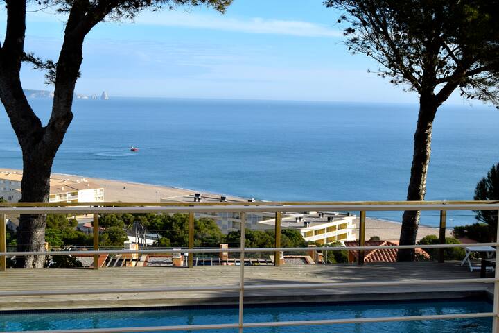 INFINITE SEA VIEWS , POOL AND A/C. Family holidays gallery image 4