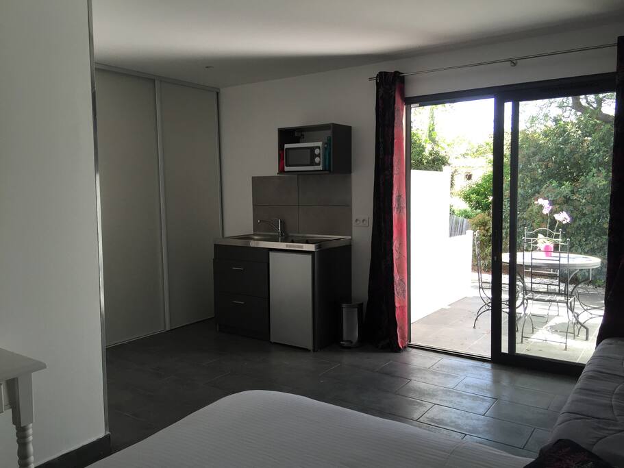 kitchenet avec grand placard (étagère et penderie)