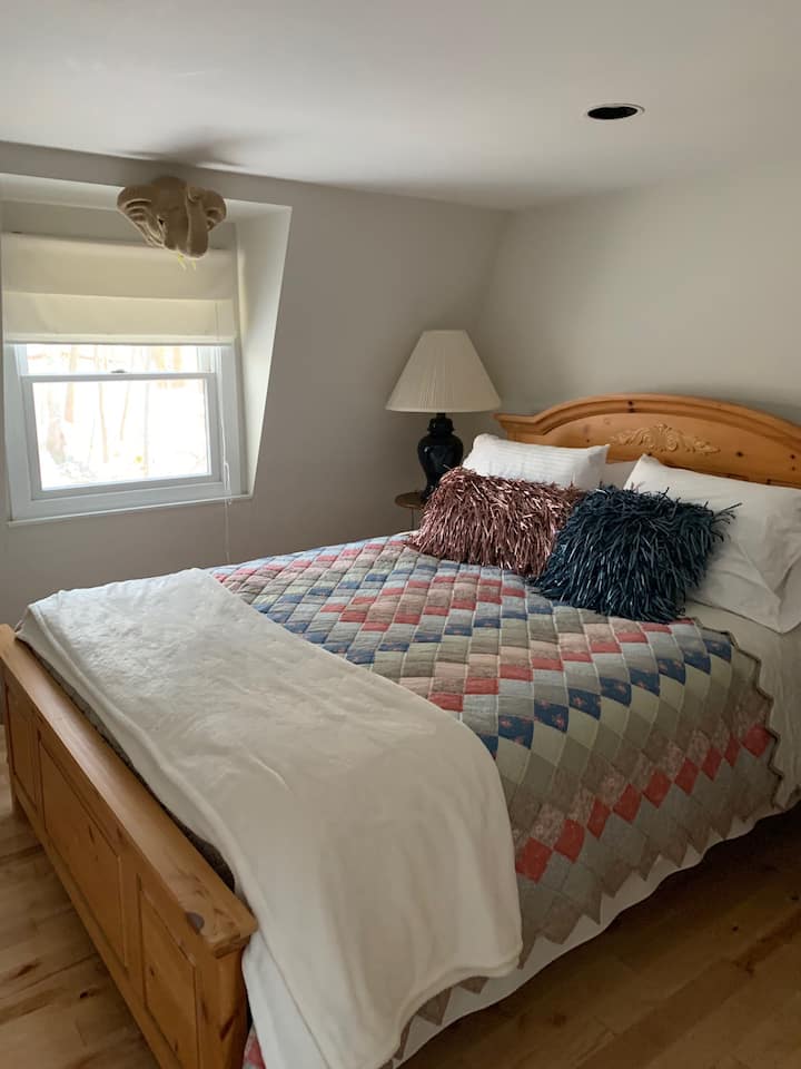 The Carriage House Suite: el dormitorio con la cama tamaño queen.