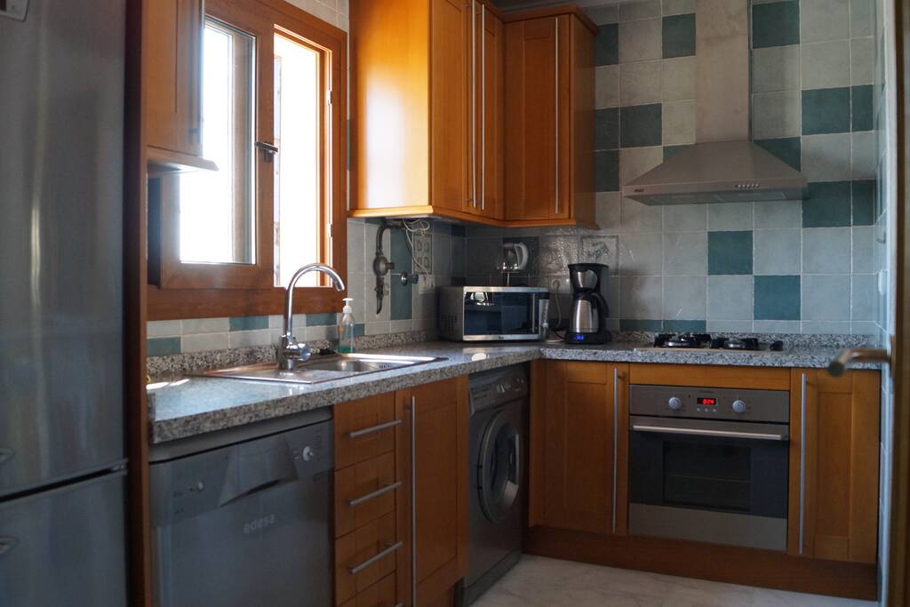 Complete keuken met vaatwasser en wasmachine