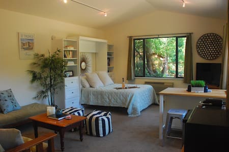 Tranquil Wine Country Guest Cottage