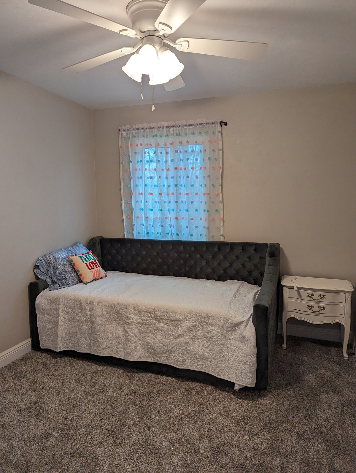 Spavaća soba br. 6 s dnevnim ležajem i pomoćnim ležajem na izvlačenje. U ovoj prostoriji nalaze se dva odvojena kreveta.