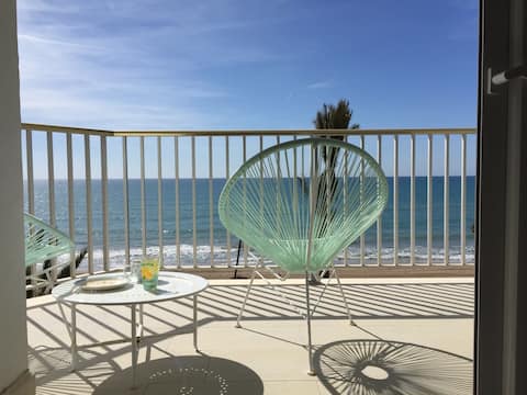 Successful Airbnb property: Modern sea front apartment in Calafell
