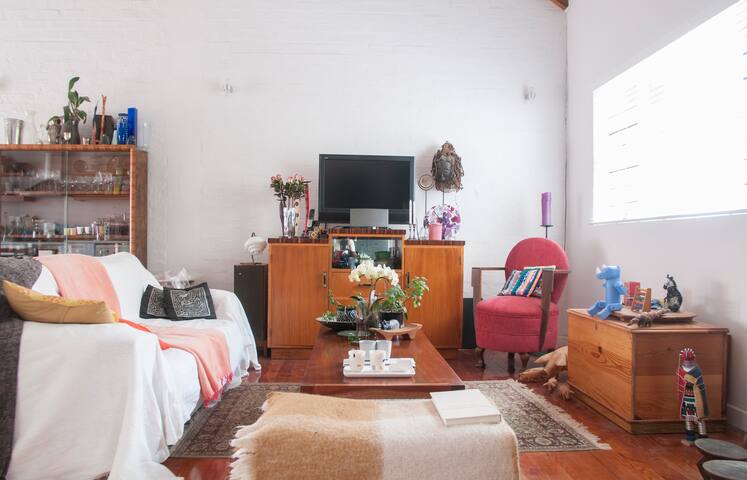 Sunny spacious 2-bed sanctuary in vibey Greenpoint gallery image 3