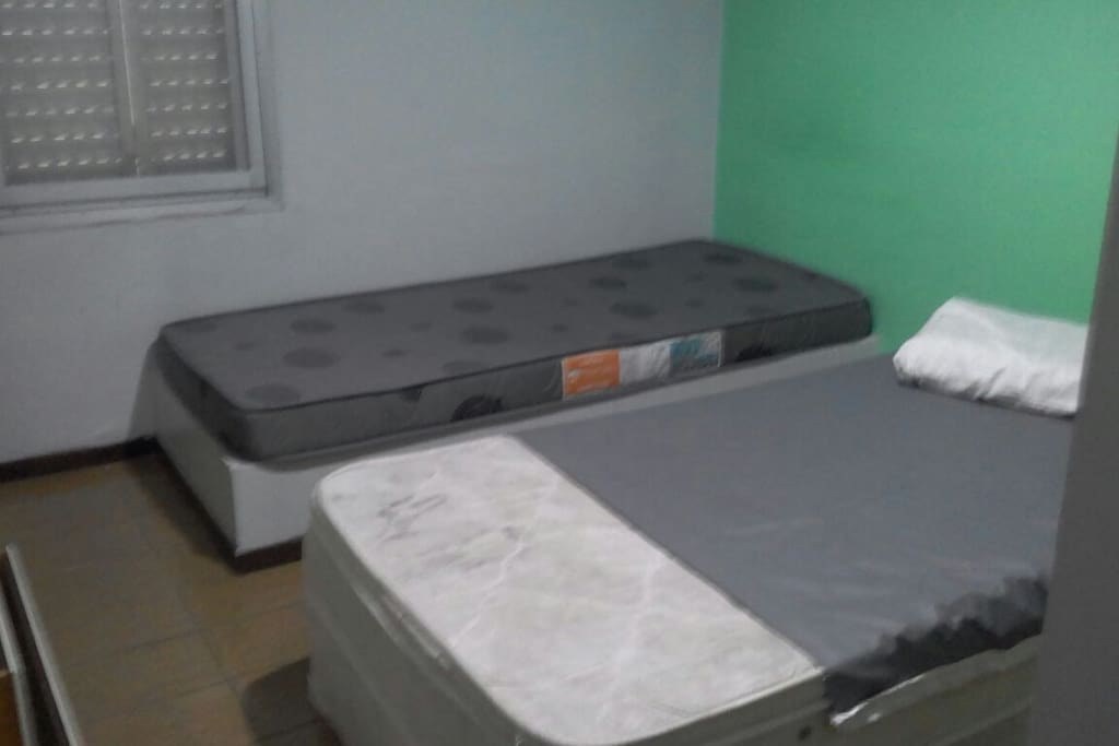 quarto com beliche e duas camas