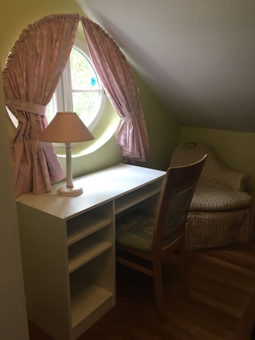 Fenster und Schreibtisch im Nordzimmer