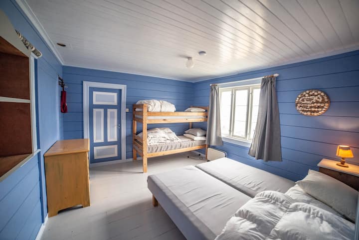 Das blaue Zimmer verfügt über 4 Einzelbetten und ein Doppelbett in einem verbundenen Zimmer auf der Rückseite.